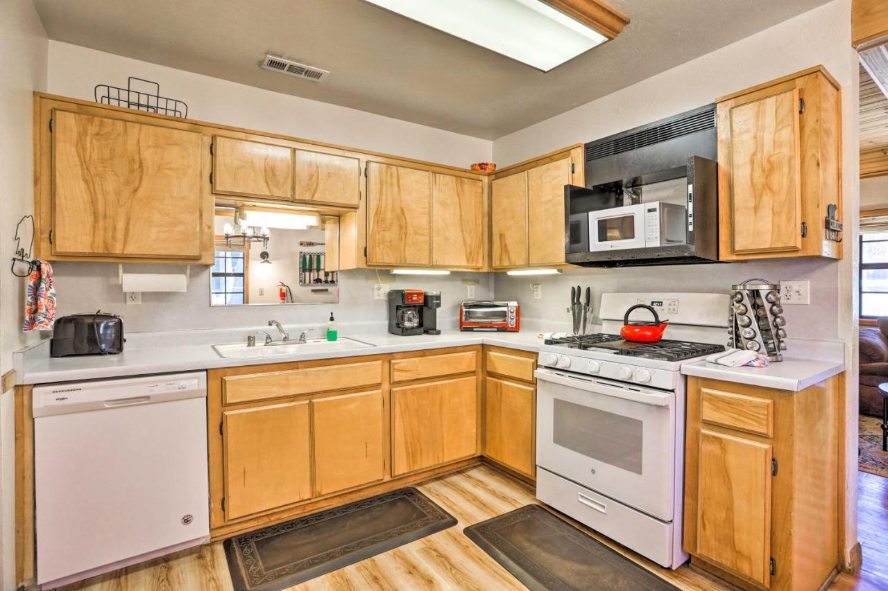 Big Bear Cabin With Deck And Hot Tub, Near Resorts! بيغ بير لاكي، سان بيرناردينو، كاليفورنيا المظهر الخارجي الصورة